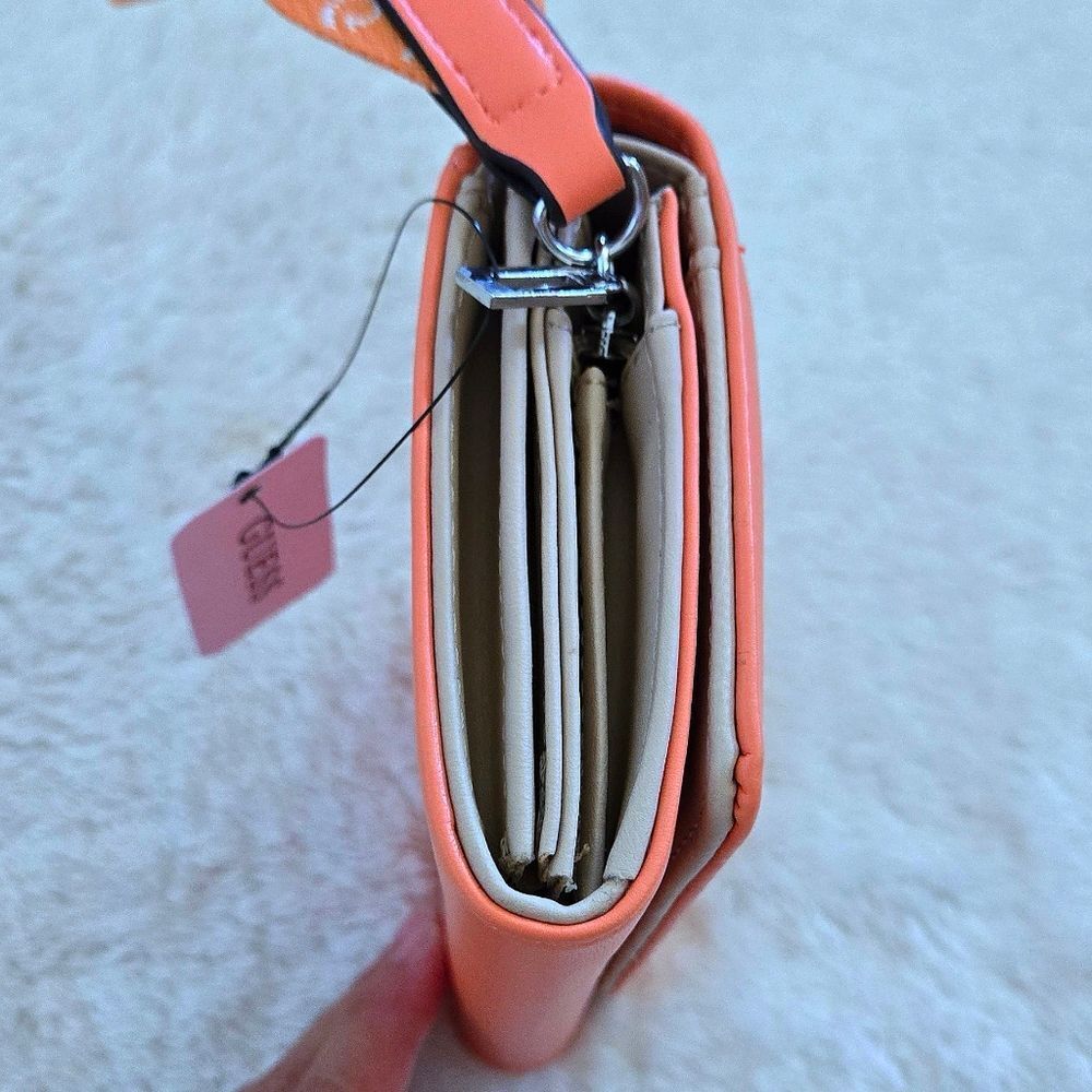 Guess❓️ "Finnian" Wristlet - NWT - Picture 11 of 16